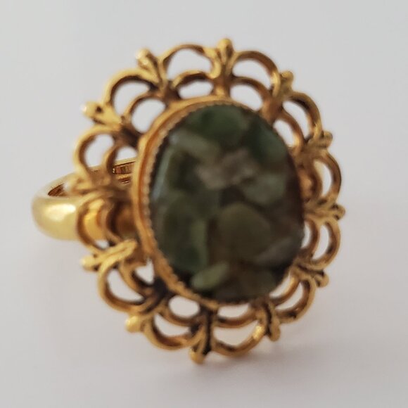 Victorian Women's Gold Jade Ring Jade Chips Oval Stone Centre Scalloped Bezel - Picture 1 of 8